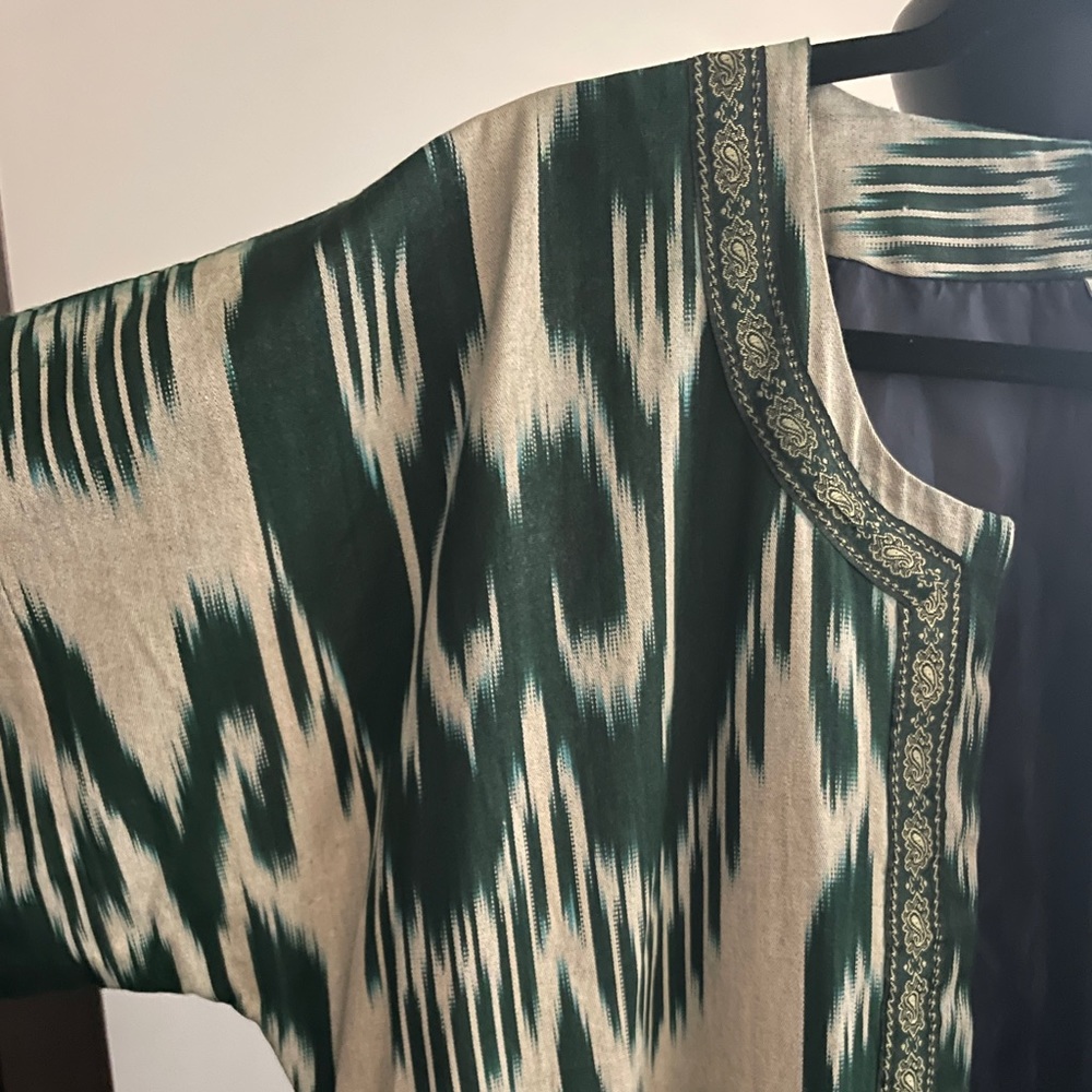 Handwoven Silk Ikat Jacket- One of a Kind.
Jacket fits L size.